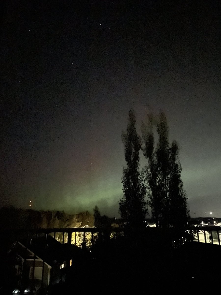 ginnylou403's tweet photo. Auroras visible in Black Diamond, AB right now. Looking N/NE towards Calgary. #aurora #alberta #blackdiamond #northernlights @AuroraNotify @AlbertaAurora https://t.co/H7xyGHCIly