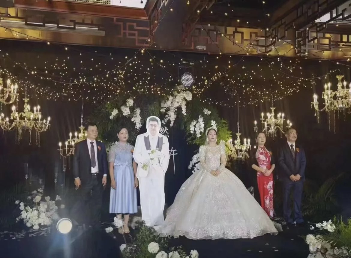MissXQ's tweet photo. #chinainpictures when the bridegroom was suddenly sent to quarantine due to #covid on his wedding day. #China #ZeroCovid https://t.co/7wQwzU1aTj