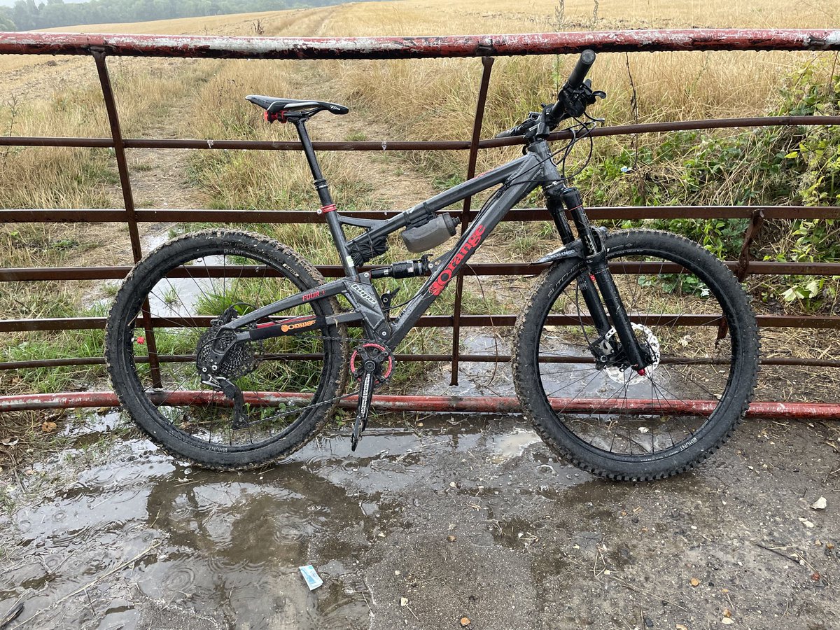 PeaTee456C's tweet image. Wet stuff falling out of the sky #earlyride