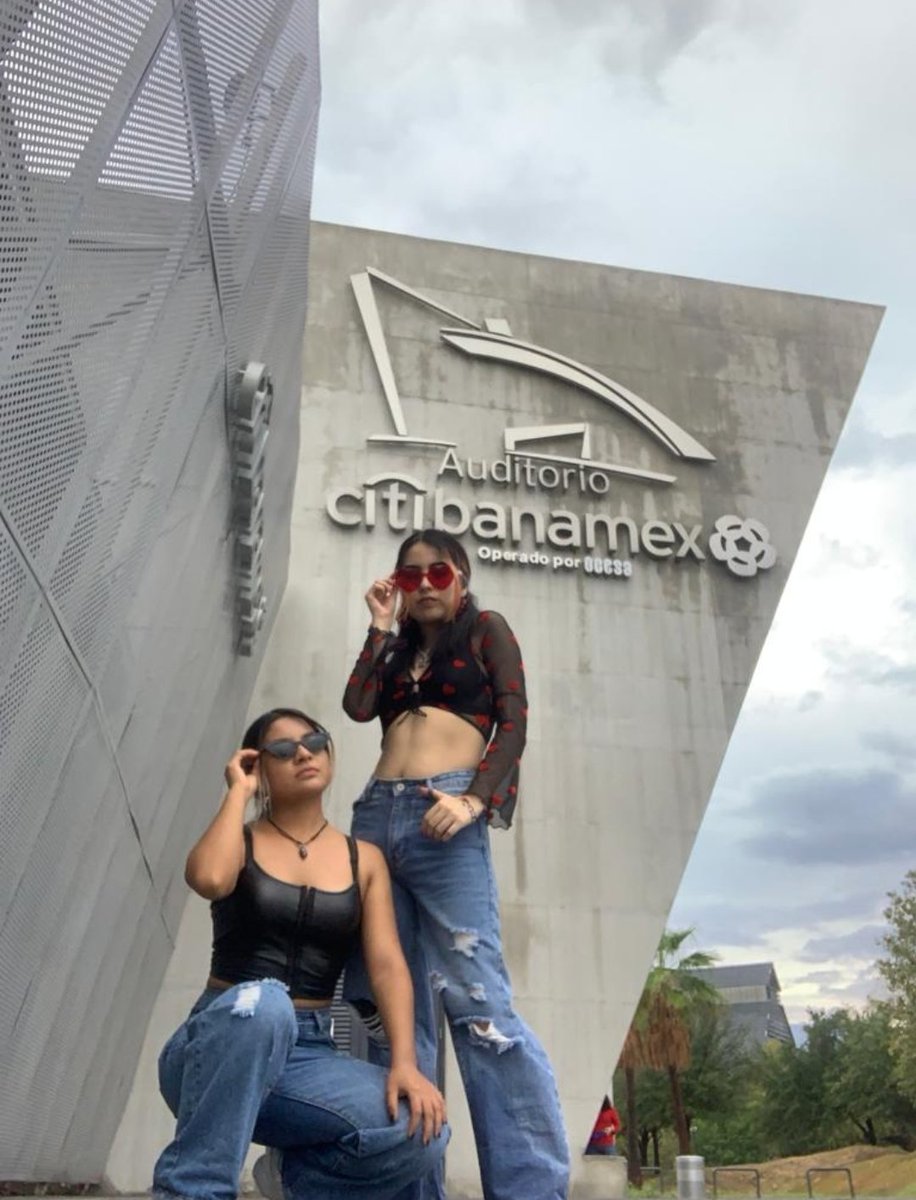 frvrtoutfits's tweet photo. —@ashtxngoals and @xLouisHugMe💓
#ForeverTourMonterrey 

august 26, 2022 https://t.co/hB4NGCPhUy