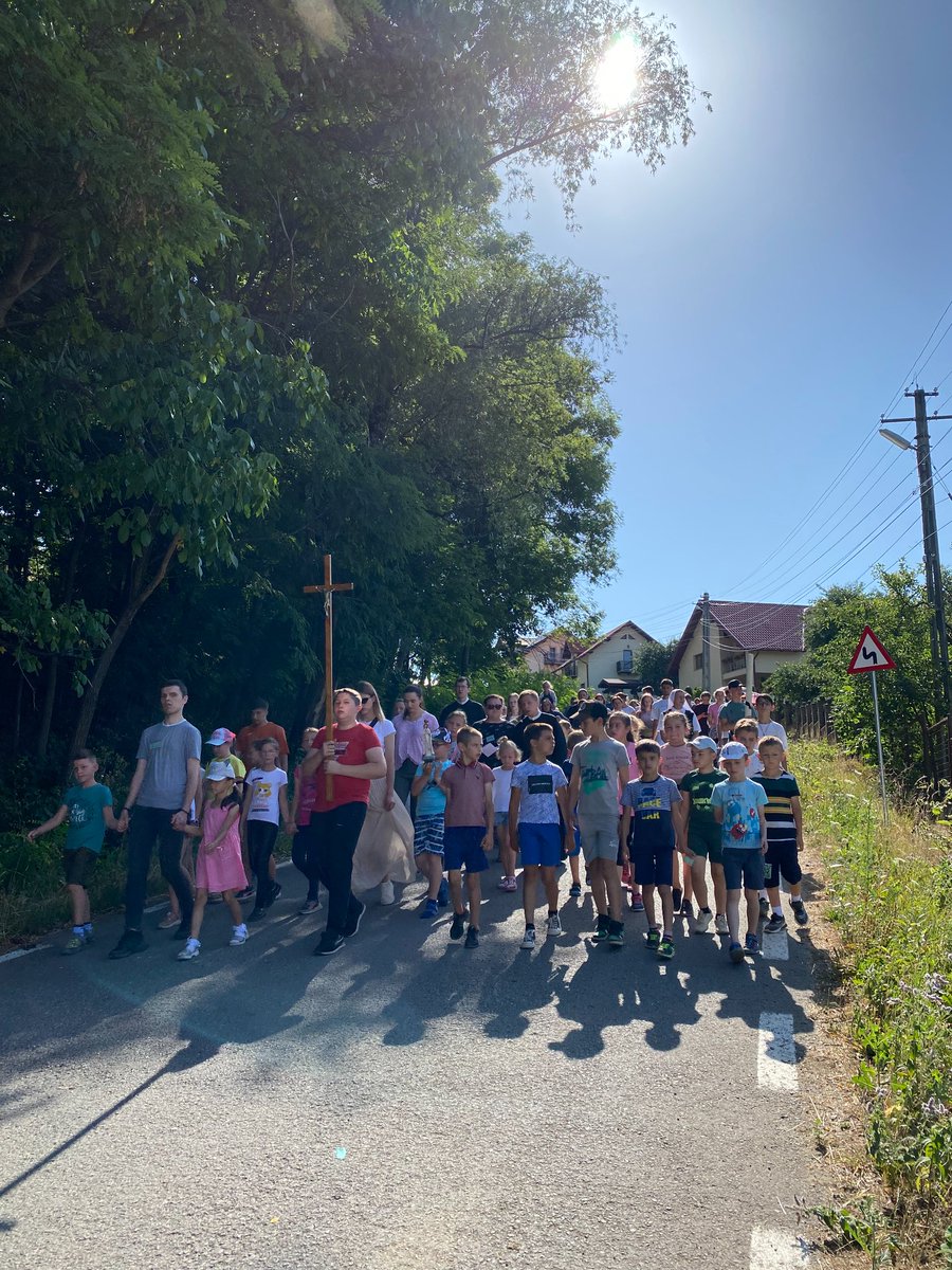 ZWschod's tweet photo. Zapraszamy Was na relacje z naszych tegorocznych Wakacji z Bogiem. Pierwsze rekolekcje poprowadziliśmy dla dzieci i młodzieży z parafii w Nowym Solońcu w Rumunii. W tym roku hasłem, wokół którego przygotowane były katechezy było Chrystusowe wezwanie: "Pokój wam!". https://t.co/5nqTBXj7JA