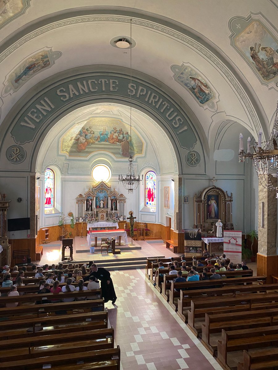 ZWschod's tweet photo. Zapraszamy Was na relacje z naszych tegorocznych Wakacji z Bogiem. Pierwsze rekolekcje poprowadziliśmy dla dzieci i młodzieży z parafii w Nowym Solońcu w Rumunii. W tym roku hasłem, wokół którego przygotowane były katechezy było Chrystusowe wezwanie: "Pokój wam!". https://t.co/5nqTBXj7JA