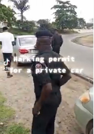 Read_newsonline's tweet photo. Man confronts police officers for asking him for hackney permit - https://t.co/WvfV8pimxG https://t.co/G2pDpt0wgo