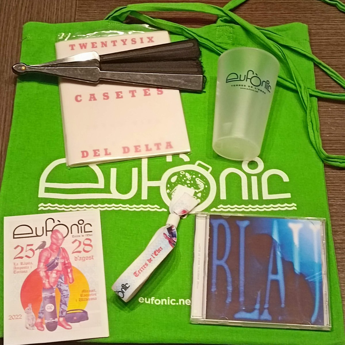 Pau_Lleixa's tweet photo. És el moment de lliurar les armes eufòniques.
Una excel·lent edició d'@eufonic_fest, l'any que ve més!
#Eufònic2022 #JDPC #CulturaRàpita22 #Estiu22 https://t.co/E4kwpGIs30