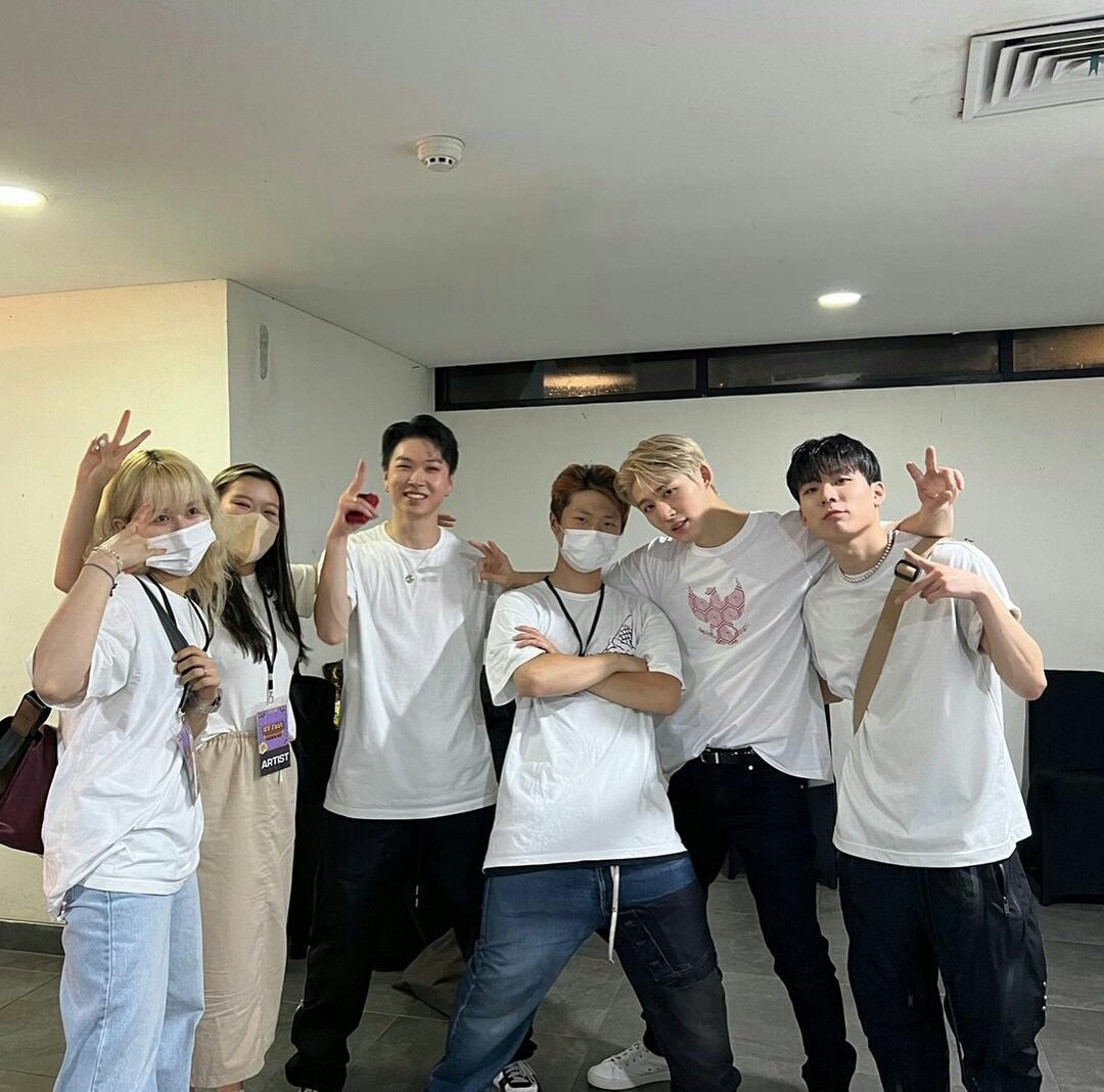 131RapperBI's tweet photo. Hanbin and Team B.I ❤ https://t.co/X2819BWibi