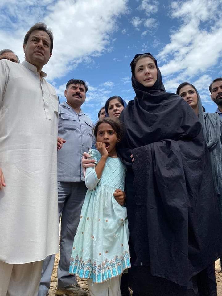 PmlnAyaz's tweet photo. متاثرین کے ساتھ اظہار ہمدردی
مریم نواز اور کیپٹن صفدر جنوبی پنجاب کے متاثرہ خاندانوں کے ساتھ 
@MaryamNSharif @CaptNa14 https://t.co/25Fhg0hA0L