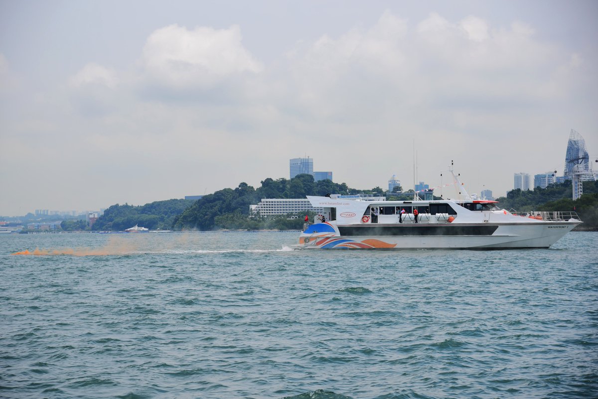 DefenceMinSG's tweet photo. Good exercise by @MPA_Singapore with the RSN and @TheRSAF to respond to a simulated ferry collision. https://t.co/2stp0cQ2BC