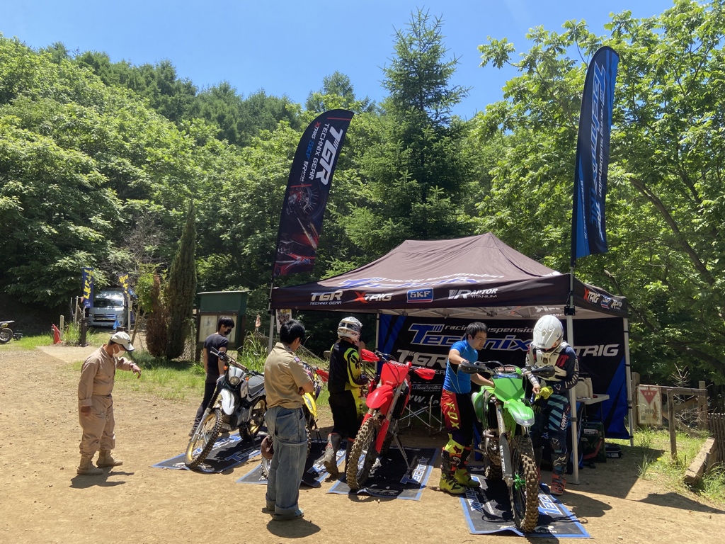 今週末のテクニクスさんの試乗車はYZ250FX、KX250X、CRF250RXの3台に決定！
あ、RM25000もあるよ！