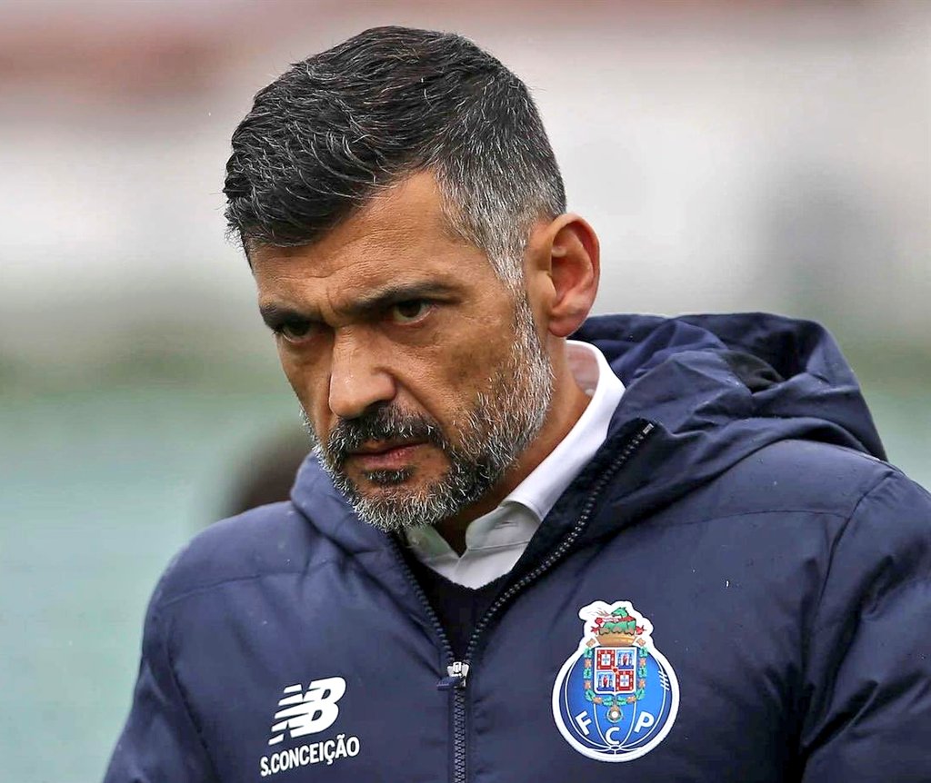 miticofcporto's tweet photo. 3 campeonatos, 2 taças, 3 supertaças, recordes de invencibilidade e pontos, campanhas incríveis na Champions, recordes em vendas e, no entanto, após uma derrota na 4ª jornada: "Hoje não fui digno de estar no banco do FC Porto."

Assinem um contrato vitalício com este senhor. https://t.co/LjYcTdRjL3