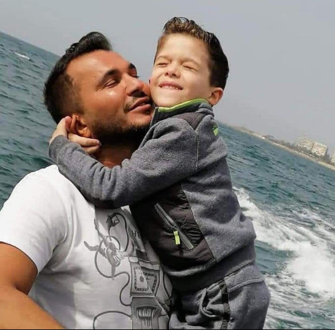 HuseinAyoub2's tweet photo. الدولة التي حرقت قلوب أطفال كثر على فقدان أهلهم بسبب فسادهها وجشعها وعدم محاسبة الفاسدين فيها
ليست دولة
بل مزرعة يسكنها خراف مطواعين وغنم تابعين وماعز خانعين
رحم الله الفنّان جورج الراسي
#نادين_الراسي ألهمك الله الصبر والسلوان على هذا المصاب الجلل
#العدالة_الإلهية https://t.co/SEUbPod8ku