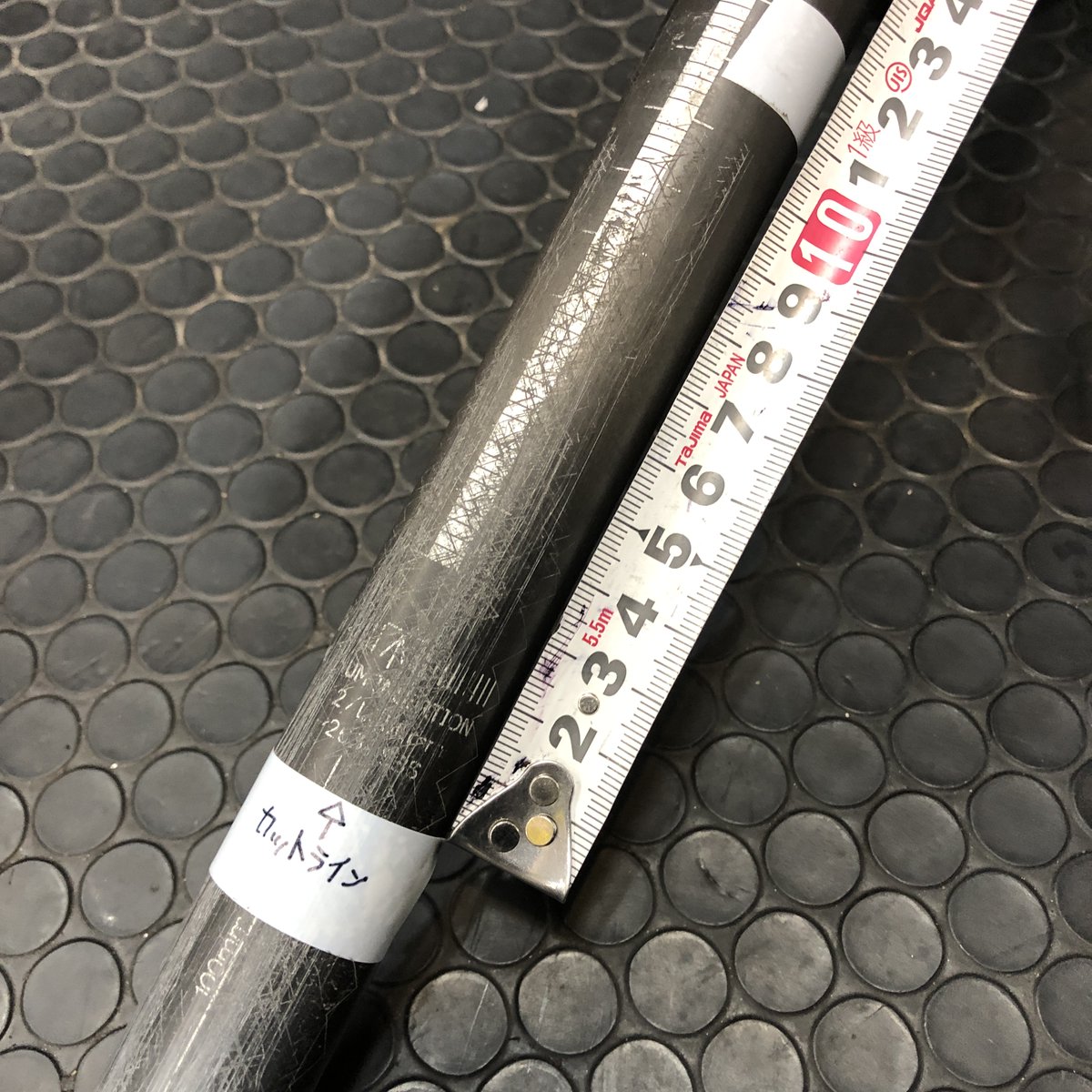 starplexjoshi's tweet photo. シートポストをカット③
印をつけたところからミニマムインサート分をプラスして余りをカットします。鋸の歯は細かい歯数32山を使用して断面が粗くならないように優しくカット。カーボンポストの場合はアルミより硬く、歯の方が負けるので2枚���らい用意して下さい。
（つい1cm足しちゃいました🤣） https://t.co/IywZmQUe5t
