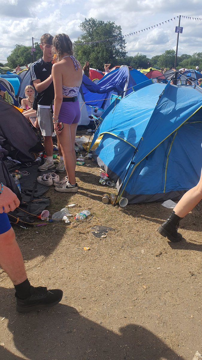 harrietogle's tweet photo. #NoMusicOnADeadPlanet￼ 

@OfficialRandL

How many people causing this disgrace tweeted that very hashtag this weekend to get their selfies on the big screen? 

What an embarassment. Do better kids, do better. https://t.co/mOg2mDWd9d