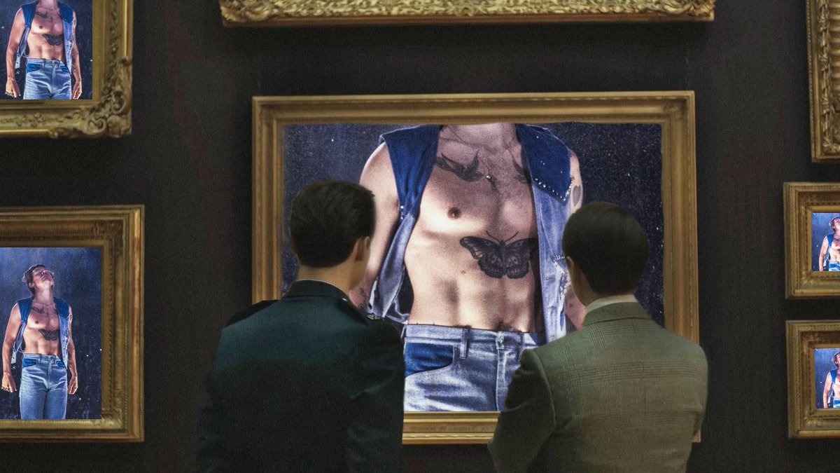 harry styles admiring art recently
