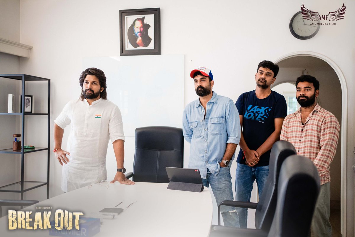 shreyasmedia's tweet photo. Pictures of 𝑰𝒄𝒐𝒏 𝒔𝒕𝑨𝑨r @alluarjun launching the Intriguing #BREAKOUT Trailer 📸✨

Have you watched it yet?! 🤔
▶️ https://t.co/i86RfOHzwl

#RajaGoutham @its_Subbu4U @anilmoduga #Mohanchary @msjonesrupert #TheRevengerz @saimaneendhar @srivas19 @BK_Konduri @anilmodugafilms https://t.co/lPqrMcu5rr