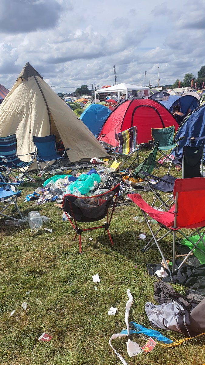harrietogle's tweet photo. #NoMusicOnADeadPlanet￼ 

@OfficialRandL

How many people causing this disgrace tweeted that very hashtag this weekend to get their selfies on the big screen? 

What an embarassment. Do better kids, do better. https://t.co/mOg2mDWd9d