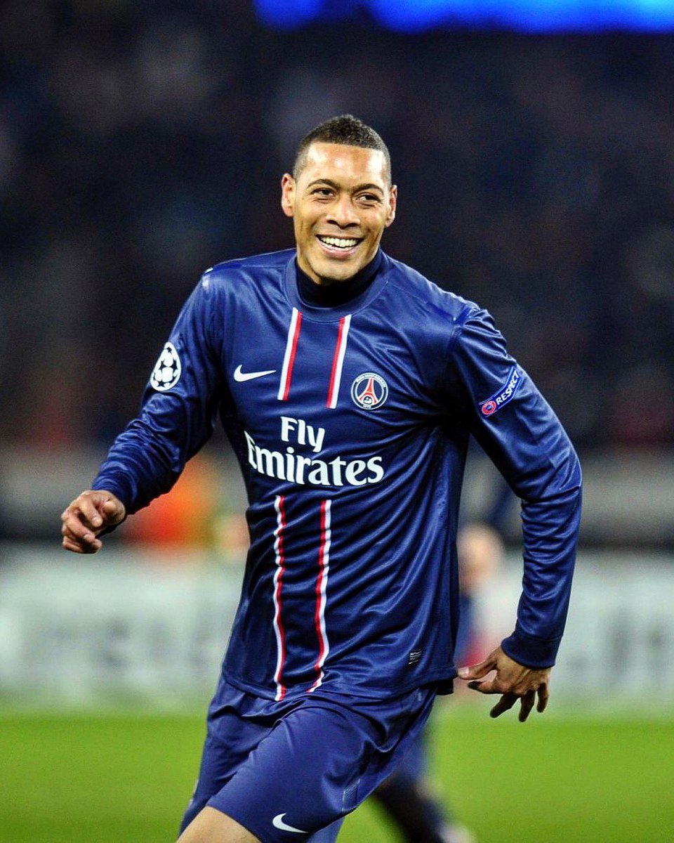 ActuFoot_'s tweet image. 🚨 OFFICIEL ! Guillaume Hoarau met un terme à sa carrière professionnelle. 👋