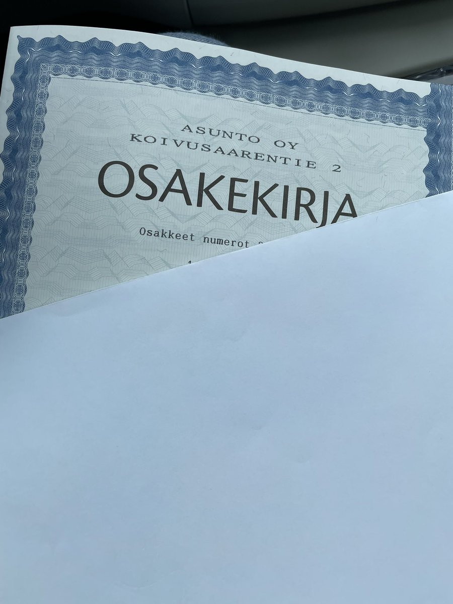 Siinä ne nyt on. Kesti 7 kuukautta saada uudet osakekirjat. En tiedä, jotenkin tuntuu, että vuonna 2022 paperilapuista päästäisiin eroon ja niiden tulostaminen ja allekirjoittaminen KÄSIN ei olisi tarpeellista. Tai, että menisi edes vähän nopeammin. #nopaper