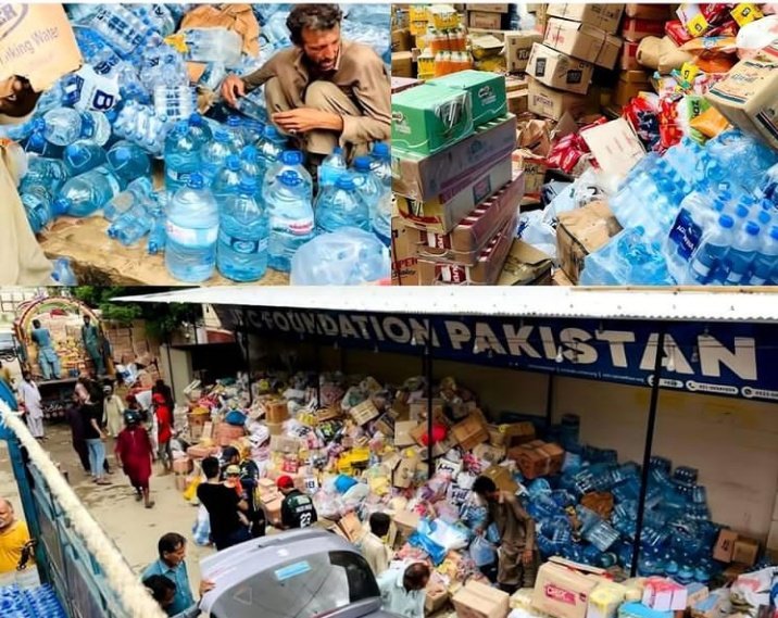 Tahanadeem62's tweet photo. From families to kids everyone is playing their role and donating for flood affected, beauty of Karachi city.

#Karachi https://t.co/t27DLJCyUQ