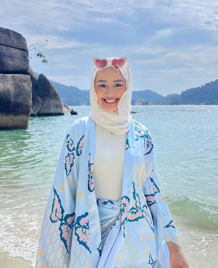 sheeqaaaa's tweet photo. Nampak @aidarazman pakai kimono ni haritu cantik gila! First time jumpa kimono yang hijab friendly macam ni.

Jimat sebab you boleh buat banyak style; formal or casual style &amp; wear it for any occasion. And the best part is you can make it as a beach dress too! 🥺♡ https://t.co/3QZkmmyigb