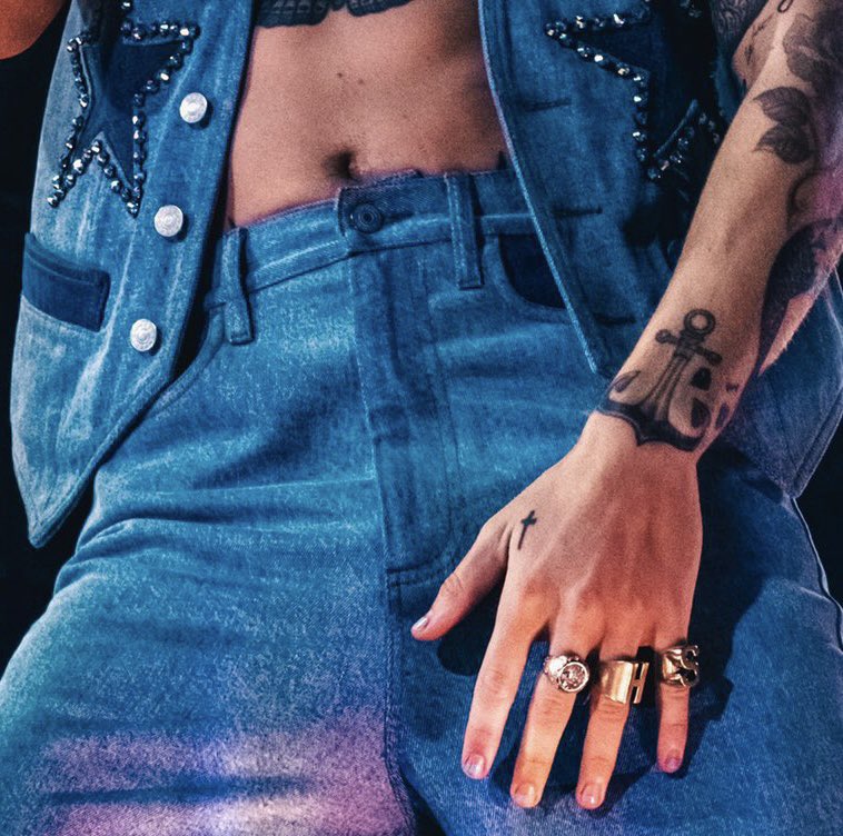 HS (@hsfeatures) on Twitter photo 