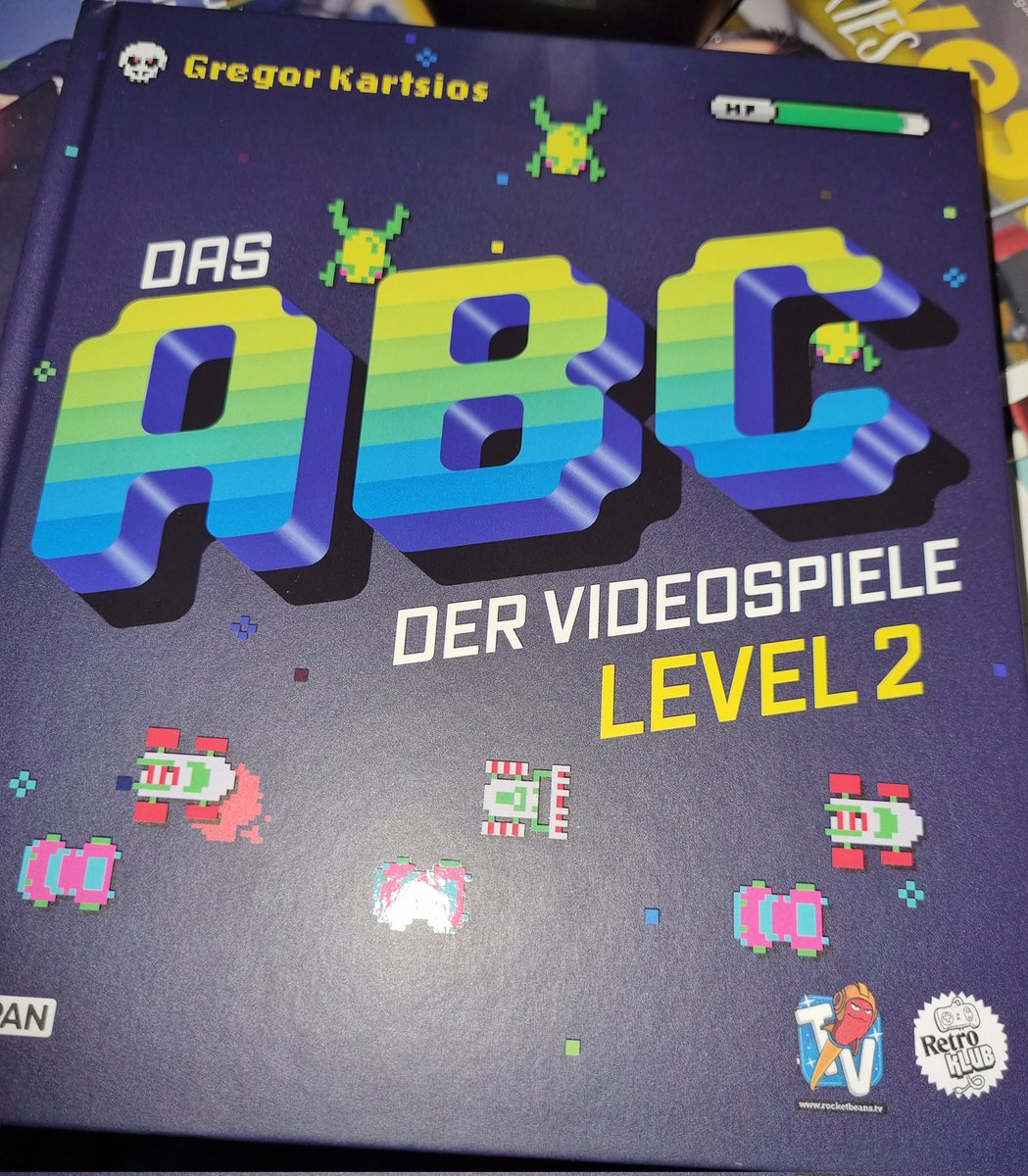 indil19's tweet photo. Vor Wochen vorbestellt, und heute endlich gekommen. Der 2. Teil des Bestseller von @Chaz_Ashley 
Kaufen kaufen kaufen,
Es lohnt sich für jeden Nerd und Gamer, der ein bisschen mehr wissen möchte. Aber auch für alle Anderen.
#RetroKlub #RocketbeansTV #RETROGAMING #Merchandise https://t.co/THiPLM2ElG