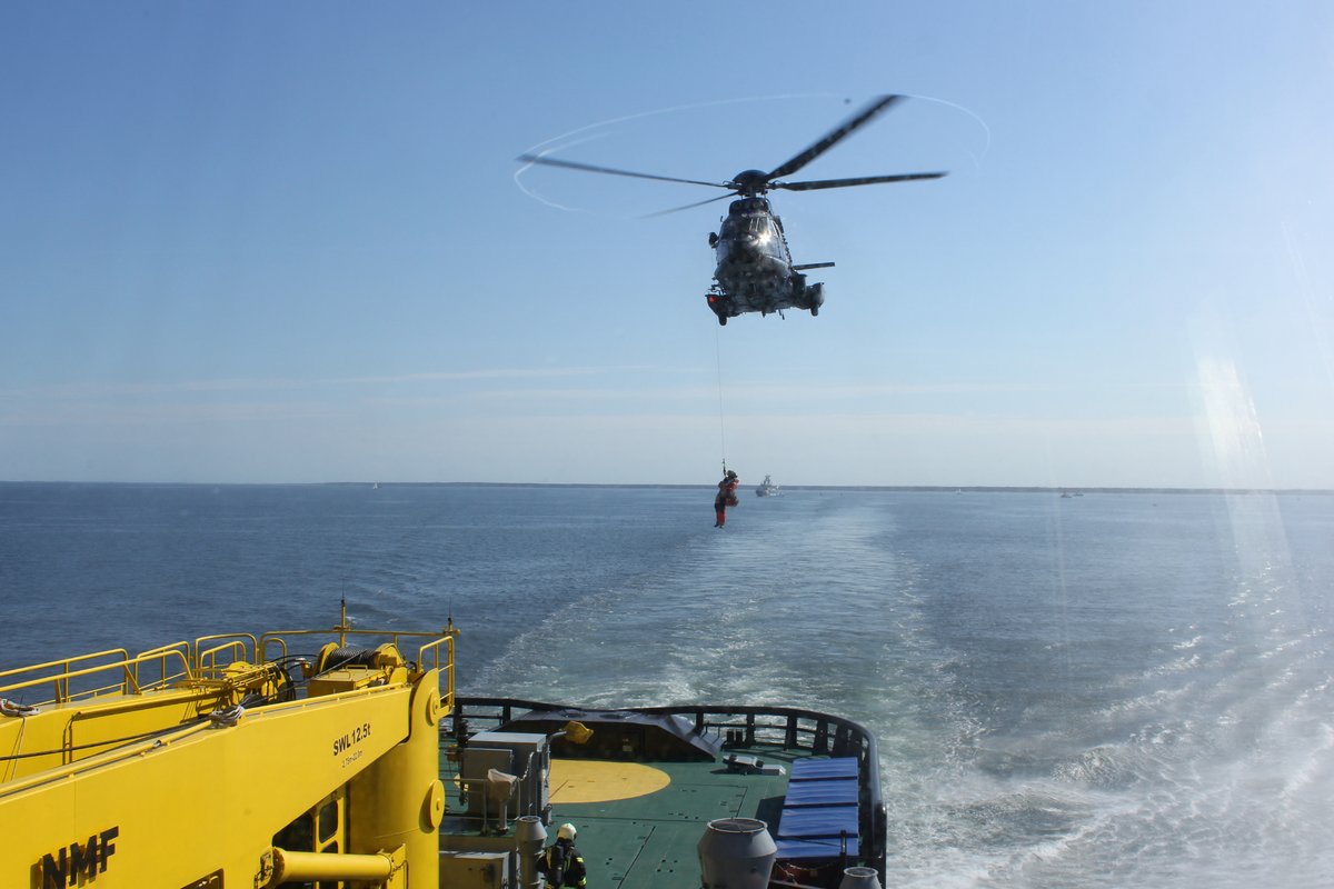 gdws_wsv_presse's tweet photo. Erfolgreiches #Training: #Mehrzweckschiff #Arkona und seine Besatzung bei #BALEXDelta 2022, der größten Schadstoffunfallbekämpfungs-Übung auf der #Ostsee dabei. In diesem Jahr hat #Deutschland, geplant und geleitet vom @Havariekommando, die #Übung ausgerichtet. #WSV #GDWS https://t.co/IJqxUsJixr