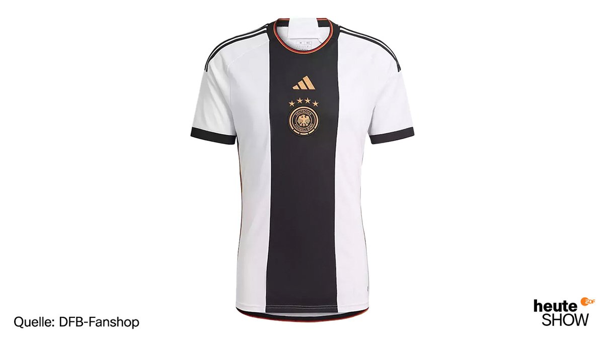 heuteshow's tweet image. Der #DFB hat das WM-Trikot für Katar vorgestellt.
Man beachte die subtil eingearbeiteten Trauerflore für die toten Gastarbeiter in der Mitte und an den Ärmeln.