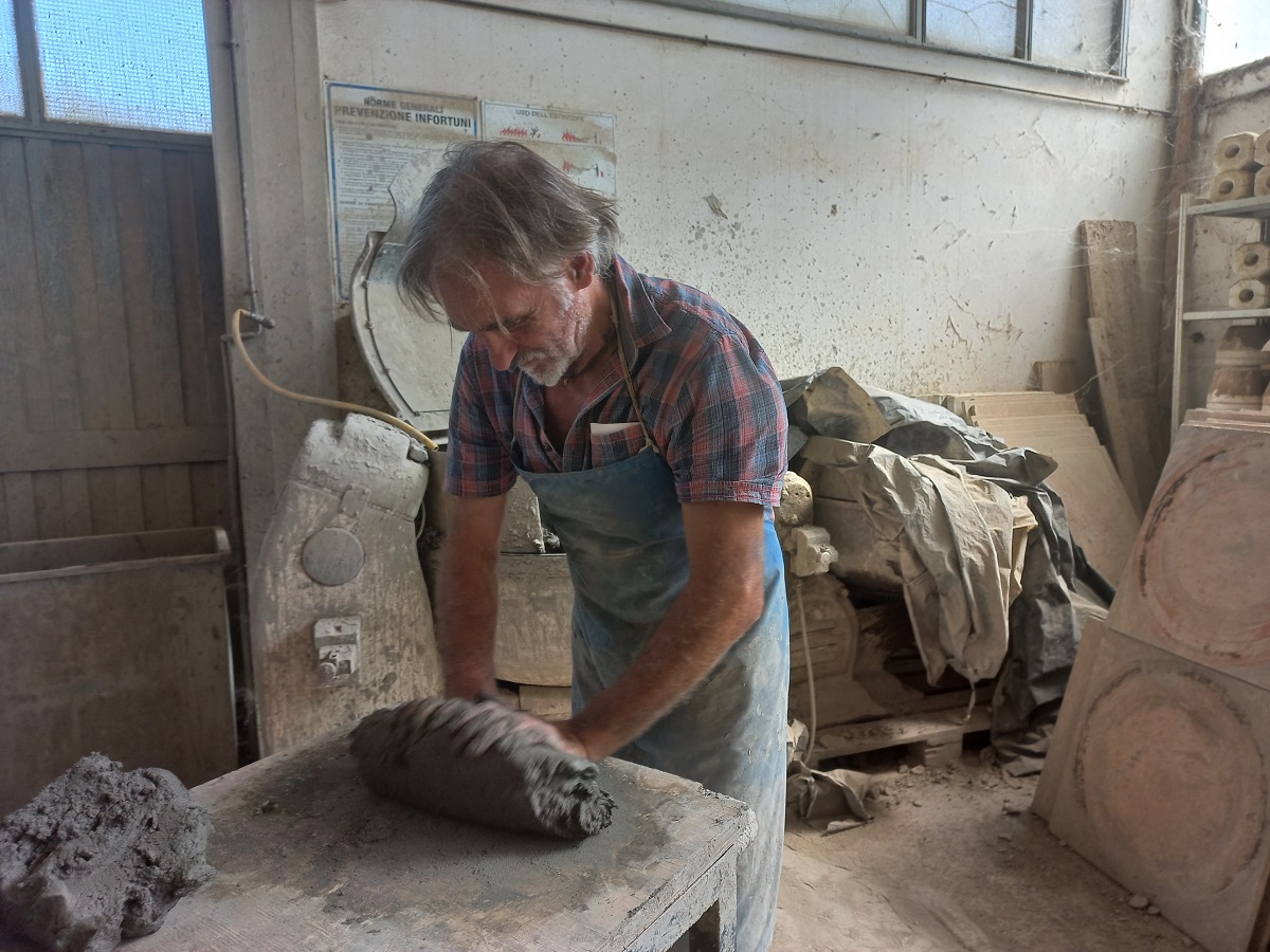 ArtenovaInfo's tweet photo. È solo grazie alla sapienza delle mani dell'artigiano che dalla semplice materia prima prendono vita le nostre creazioni 🏺
#artenova #terracotta #handmade #anfora  #impruneta #terracotta https://t.co/9fJdhegAXs