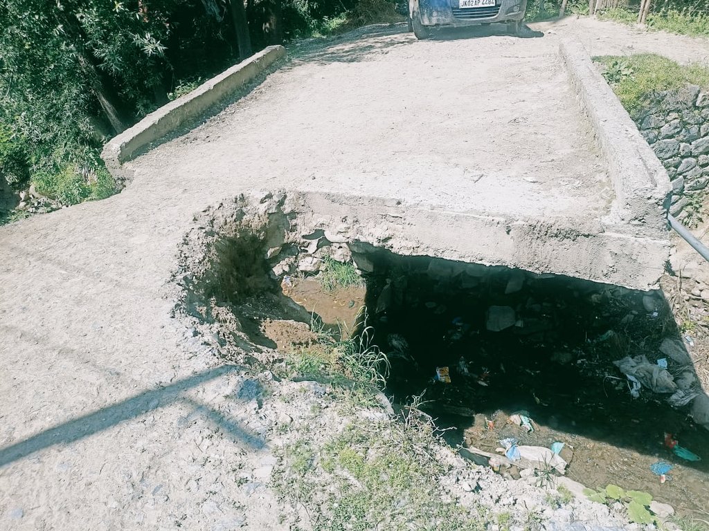 RaieesDar's tweet photo. This bridge is unsafe for people fr last three years I request District Administration Budgam and EXN Chadura plz interviene https://t.co/6m45mGXRON