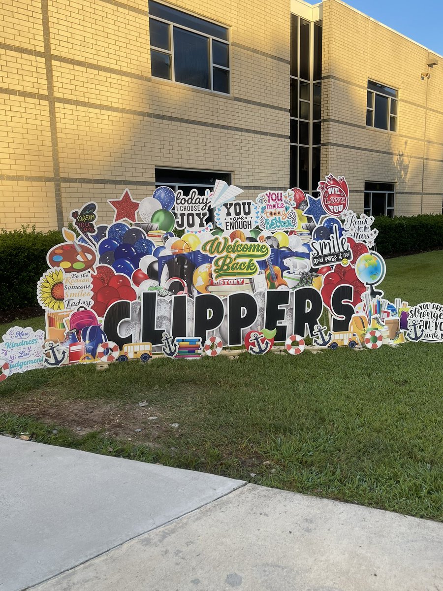 graftonms's tweet photo. Welcome back Clippers! #gmsclippers #ruaclipper #backtoschool #YCSDFirstDay @TiannaSAnthony @DrCVanderLinden @Chriswan2013 https://t.co/UtlEu9IKBF