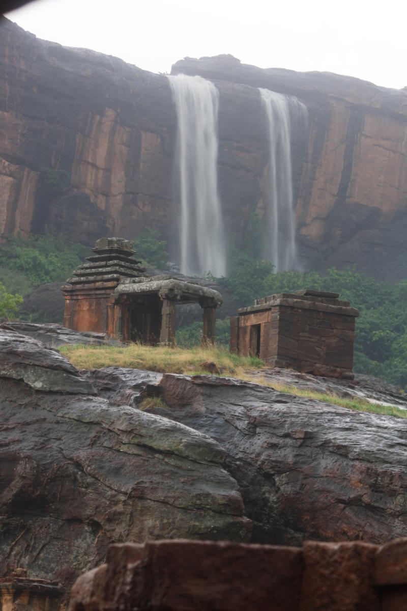 lemiride's tweet photo. Place Of The Day! 

Badami, Karnataka ✨

Credits - @ItsmeSanchita 

#Badami #Karnataka #India https://t.co/u6d7mPcUzC