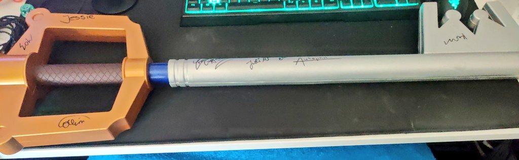 SO abschließend nach der #Gamescom kommt diesmal das ganze Schlüsselschwert als bild ich danke euch allen die unterschrieben haben!! Das wird eingerahmt und aufgehängt bis zur nächsten Gamescom für weitere Unterschriften!