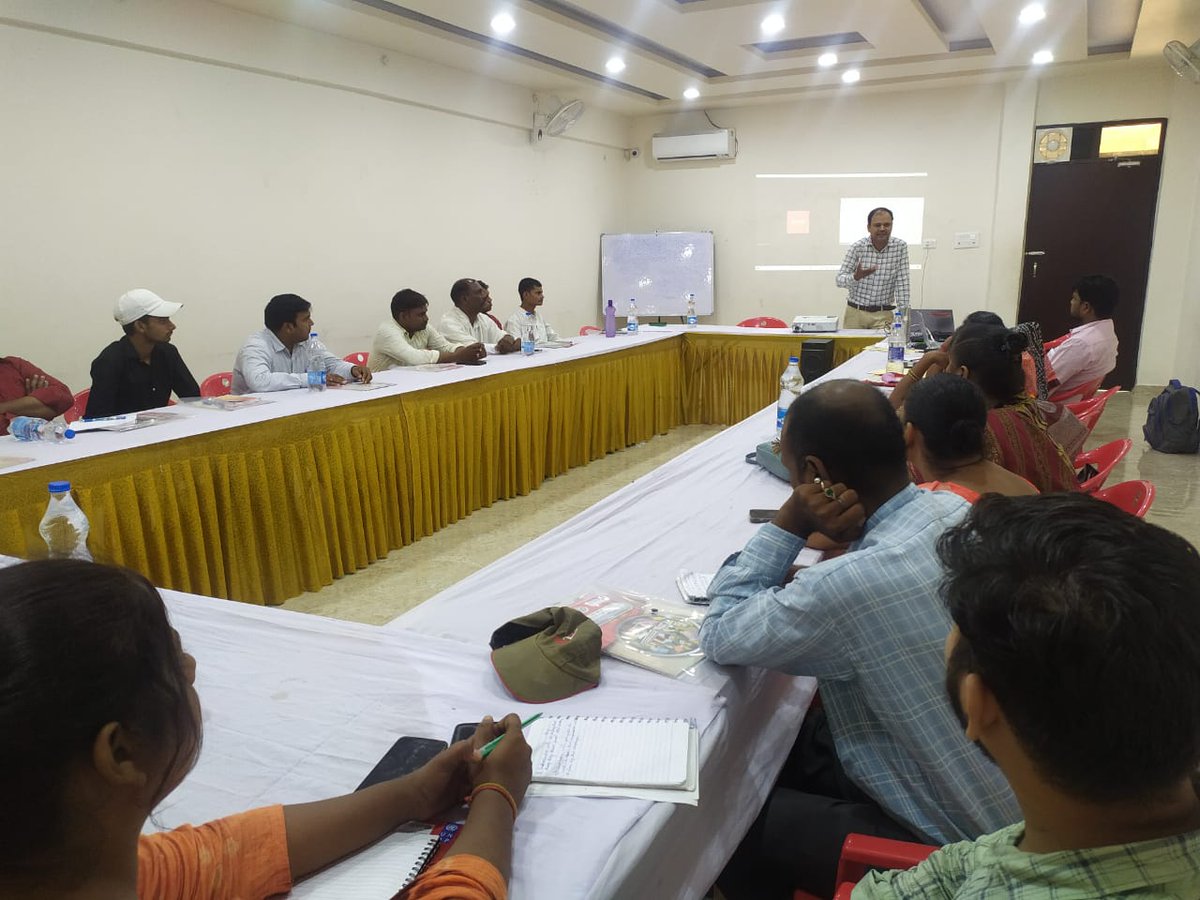 C9Khalid's tweet photo. State Level Meeting with leaders of various organizations, CBOs and unions on Labour Codes inline with informal workers organized by @ActionAidIndia in Lucknow.A state  campaign has been planned for the informal workers to demand for Urban Emplopment Guarantees Act in the state. https://t.co/9sE88zwrWx