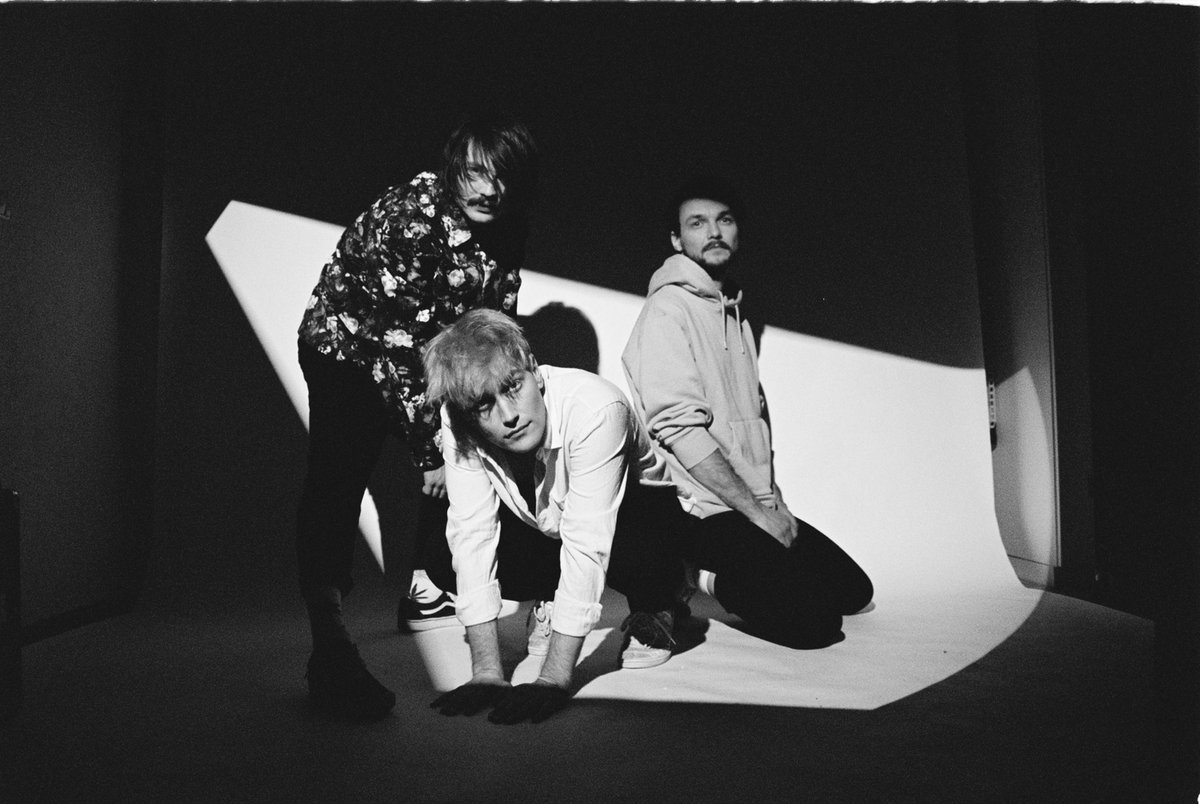 publictune's tweet photo. Morgen, 30.08. #GoldMucke Sommer Edition präsentiert Blackout Problems @blcktprblms
 (Alternative Rock/Dark Pop) &amp; Support WOODSHIP im #VierLinden Open Air in #Düsseldorf
https://t.co/kNb7sSw5rP
#düsseldorf #Duesseldorf #publictune #blackoutproblems #woodship 
THX @schllgflstr https://t.co/0vRYiCFizk