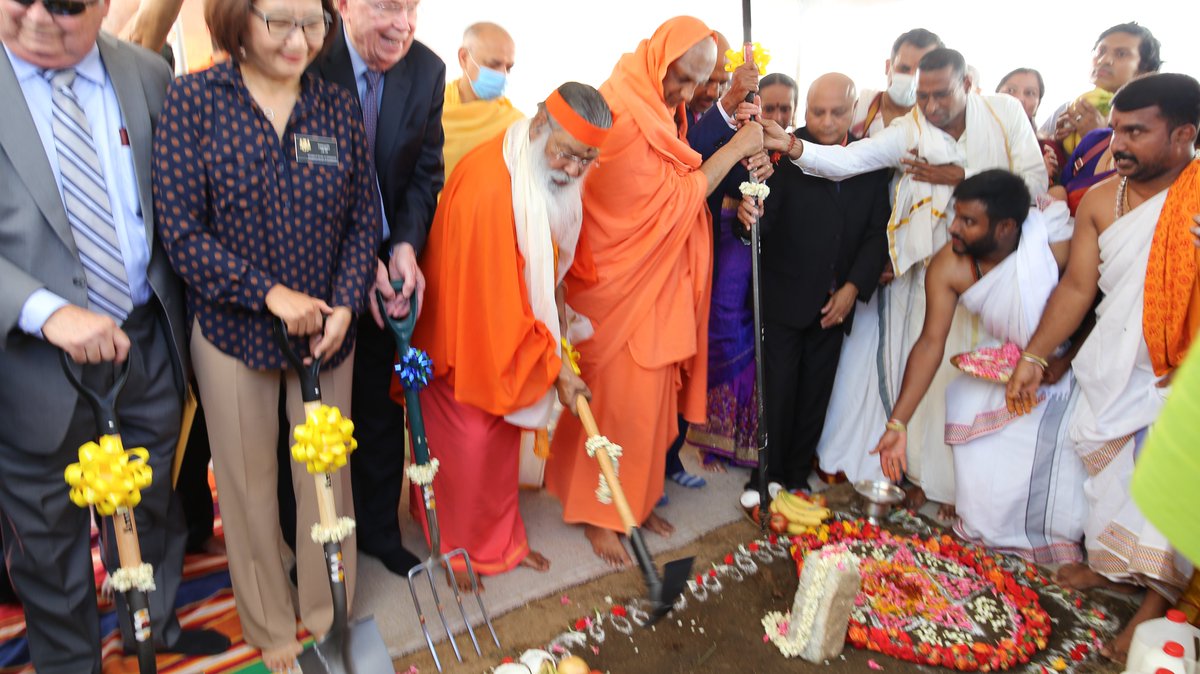AlumniJss's tweet photo. Bhoomi Pooja (Groundbreaking ceremony) of JSS Hindu Temple was held on 28th Aug 2022 at Maryland, the USA in the divine presence of HH Jagadguru Sri Shivarathri Deshikendra Mahaswamiji and HH Jagadguru Dr Sri Ganapathy Sachchidananda Mahaswamiji of Avadhoota Datta Peetam. https://t.co/BkV24dAP9R