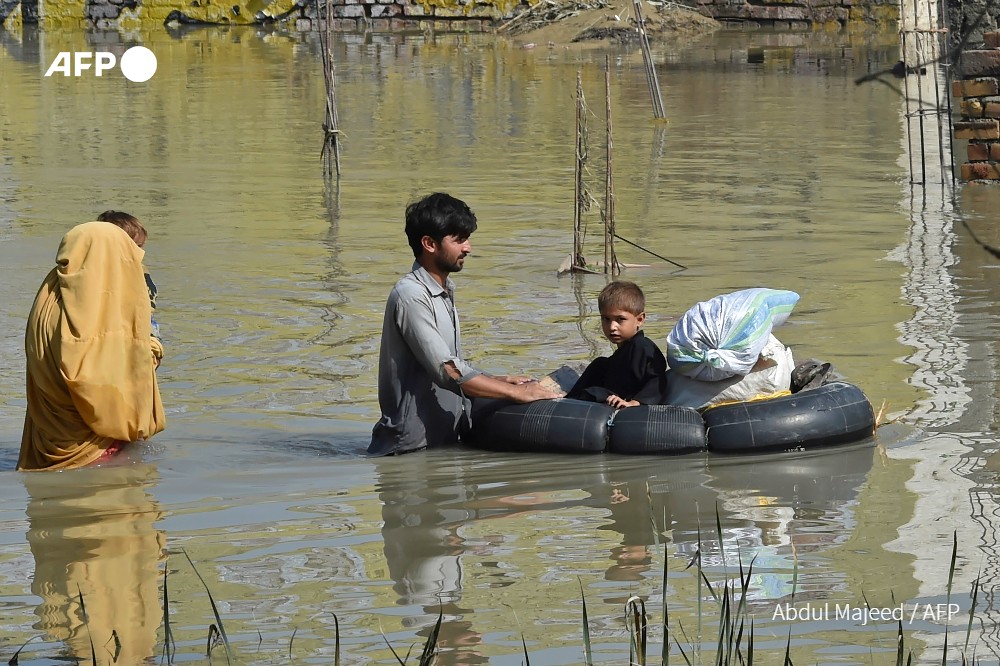 mojoinparis's tweet image. #BREAKING 
Third of #Pakistan 'under water right now': climate change minister 
@AFP