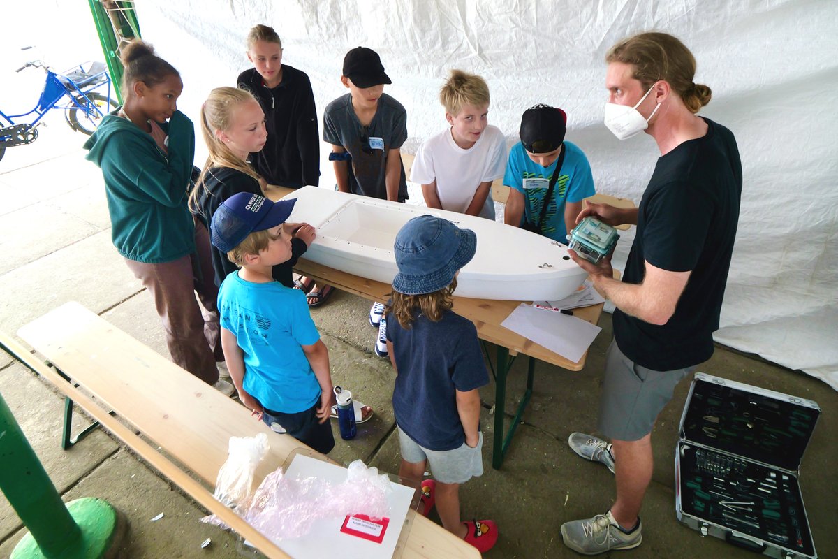 AWI_de's tweet photo. Morgen legt die #Polarstern wieder von #Bremerhaven aus ab. Mit an Bord: 14 wissenschaftliche Nachwuchskräfte aus aller Welt und 3 Miniboote, die von Schulkindern aus Deutschland, Irland und Spanien zusammengebaut wurden. #AWI #NoSoAT #PS132 📸Nettelmann
https://t.co/KnDxUOnNiU https://t.co/b3D8lPnHg5