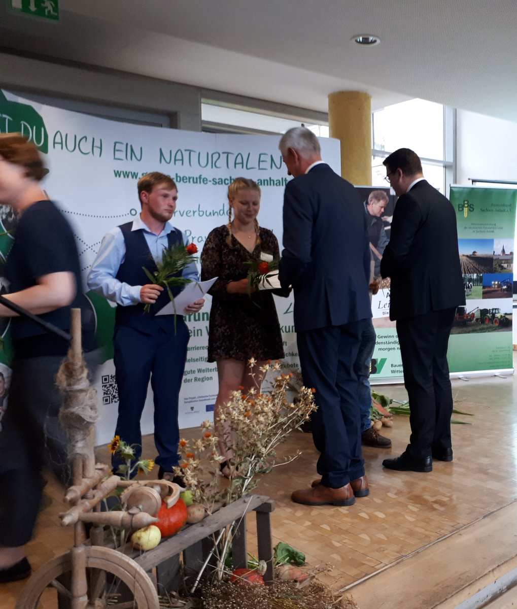 D_Bauernbund's tweet photo. Am 26.08 fand die feierliche #Zeugnisübergabe für alle #Absolventinnen und Absolventen einer Ausbildung in den Berufen der #Land- und #Hauswirtschaft der Berufsbildenden Schule #Wittenberg statt. Wir wünschen den jungen qualifizierten Leuten alles Gute für den weiteren Lebensweg! https://t.co/NzHwtDYCIw