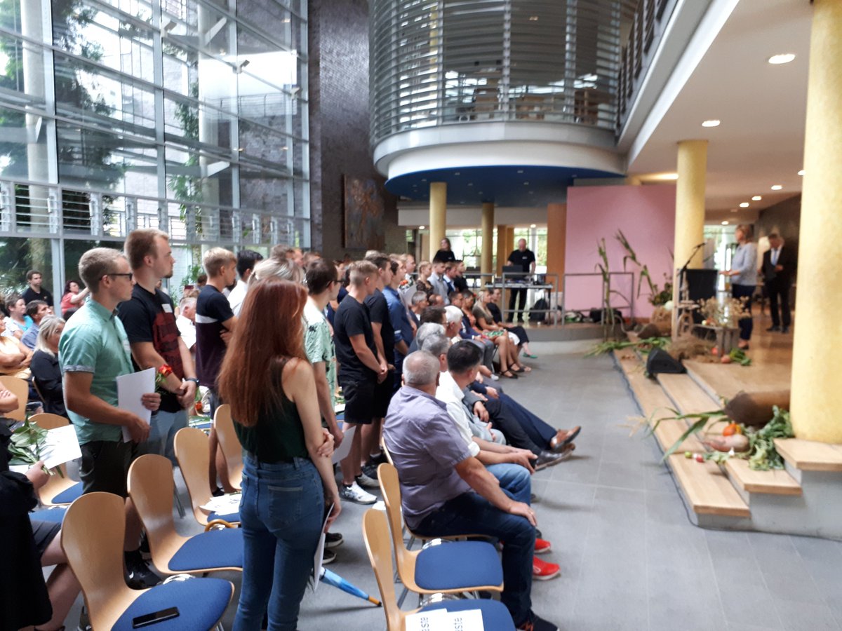 D_Bauernbund's tweet photo. Am 26.08 fand die feierliche #Zeugnisübergabe für alle #Absolventinnen und Absolventen einer Ausbildung in den Berufen der #Land- und #Hauswirtschaft der Berufsbildenden Schule #Wittenberg statt. Wir wünschen den jungen qualifizierten Leuten alles Gute für den weiteren Lebensweg! https://t.co/NzHwtDYCIw