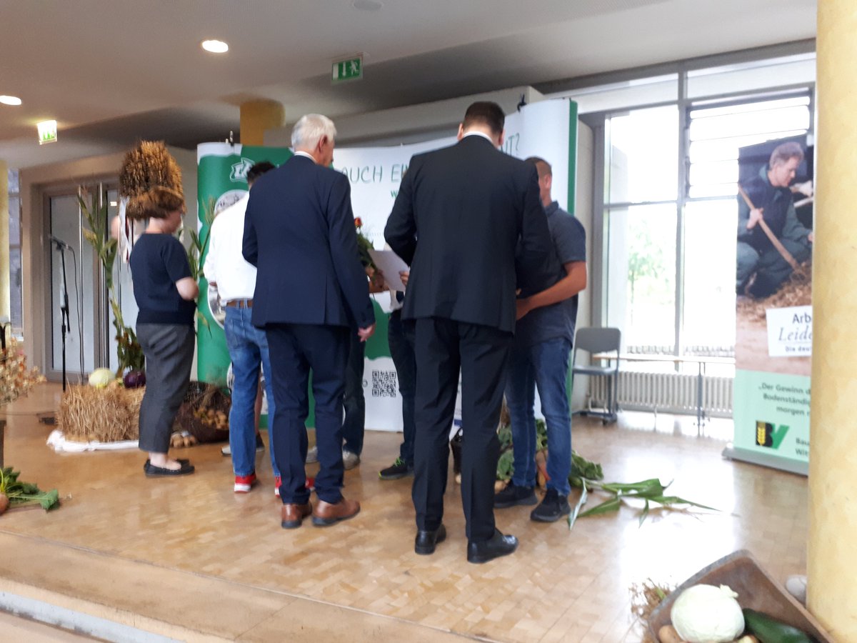 D_Bauernbund's tweet photo. Am 26.08 fand die feierliche #Zeugnisübergabe für alle #Absolventinnen und Absolventen einer Ausbildung in den Berufen der #Land- und #Hauswirtschaft der Berufsbildenden Schule #Wittenberg statt. Wir wünschen den jungen qualifizierten Leuten alles Gute für den weiteren Lebensweg! https://t.co/NzHwtDYCIw