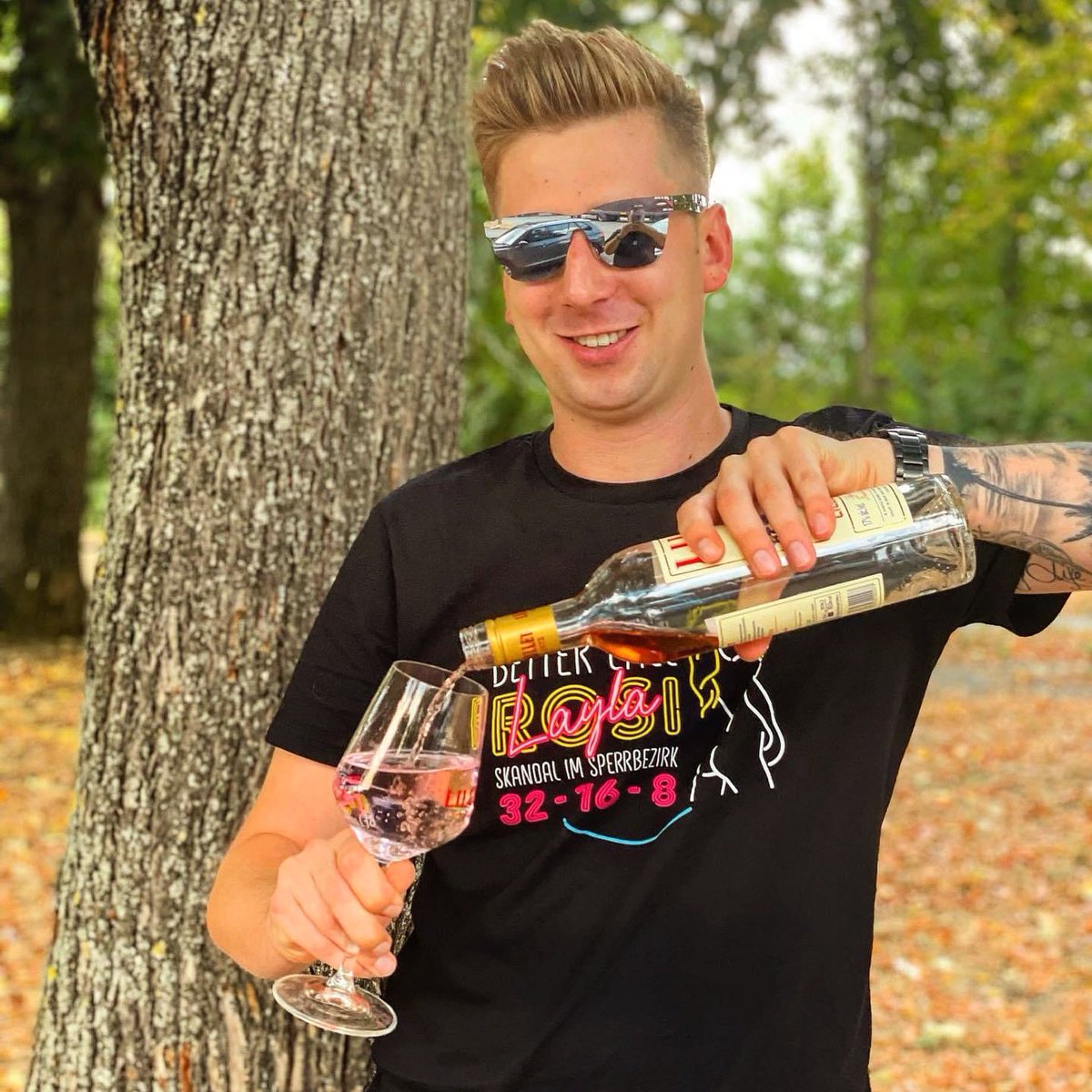 franzmunchinger's tweet photo. Bester Mann. 😎🤘🏻 9 Wochen Platz 1. Warum? Zu recht. 😉 @djrobin1996 

Shirt gibt’s exklusiv nur bei uns: https://t.co/3v5G8NLPw7 

#freelayla #djrobin #abisslwasgehtimmer #layla #rosi #32168 #franzmünchinger #madedahoam https://t.co/n9SuDumB08