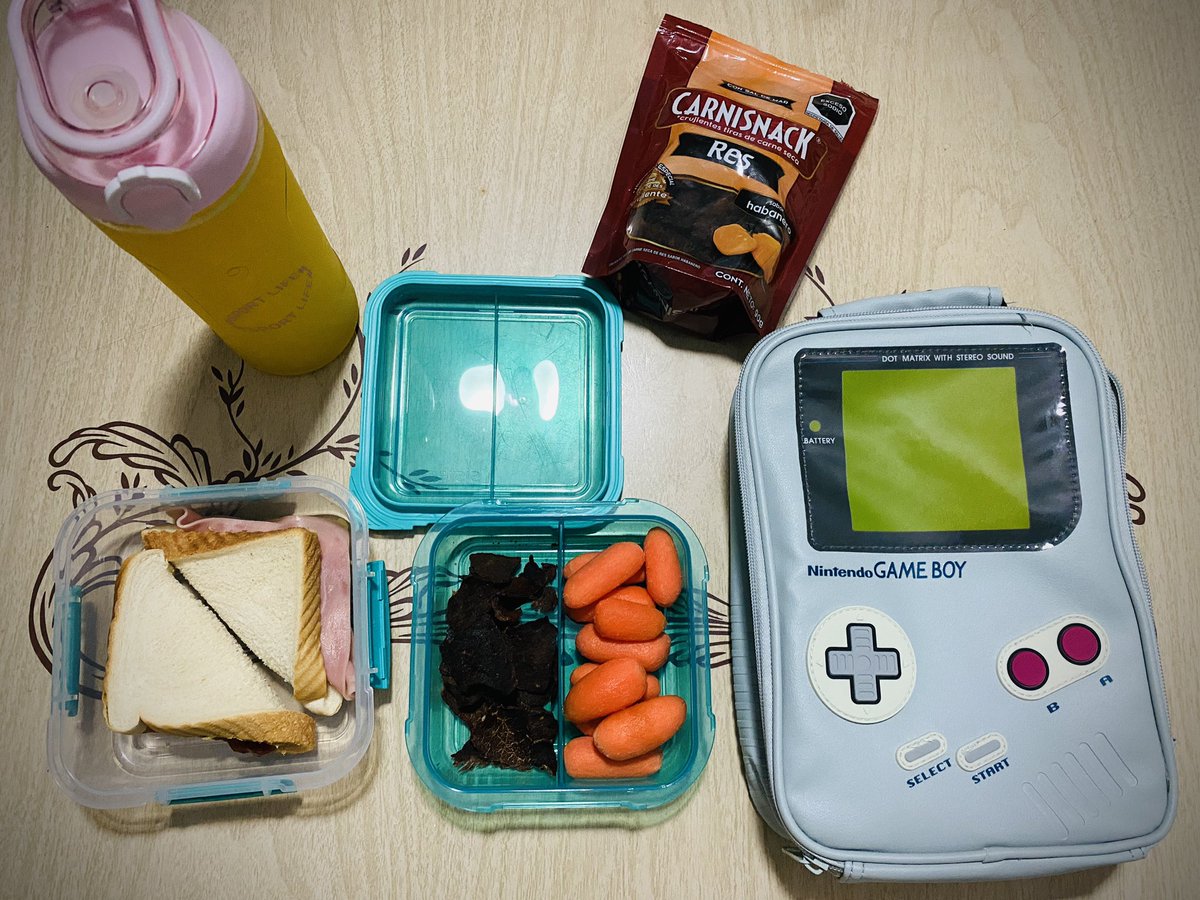 CharlyGAG's tweet photo. Presumiending el lunch (y la lonchera) de primer d├нa de clases.
#HealthyFood #schoolFirstDay
#kissTheCook #lunch
@NintendoAmerica @revistacn @Carnisnack https://t.co/yfk4hd6uS7