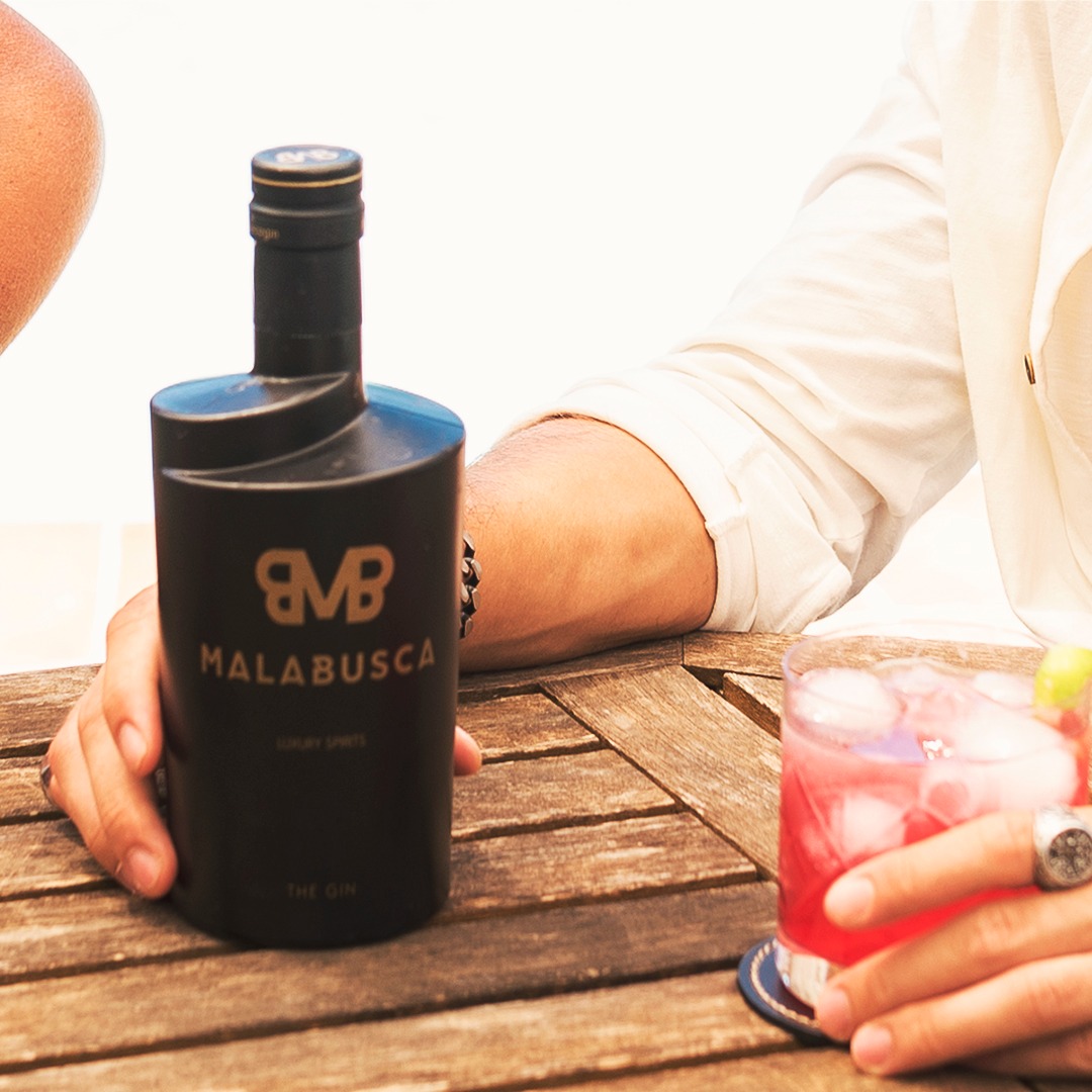 Sigo sonriendo, ante mí el mundo y el Sol. 
Un momento que alcanza su clímax y que después se diluye y desaparece.

#gintonic
#malabuscagin 
#luxuryspirit 
#luxuryspain