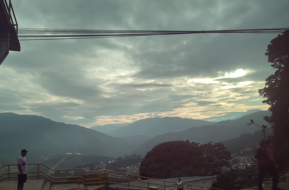 PAPOL29's tweet photo. Vivo en un lugar no tan cerca del casco urbano y todas las mañanas de camino al trabajo, miro por la ventana para guardar en mi mente los paisajes que voy a extrañar cuando esté viviendo lejos, (mi cuerpo está aquí, pero mi mente ya está allá) https://t.co/Tt2gpr4eg0