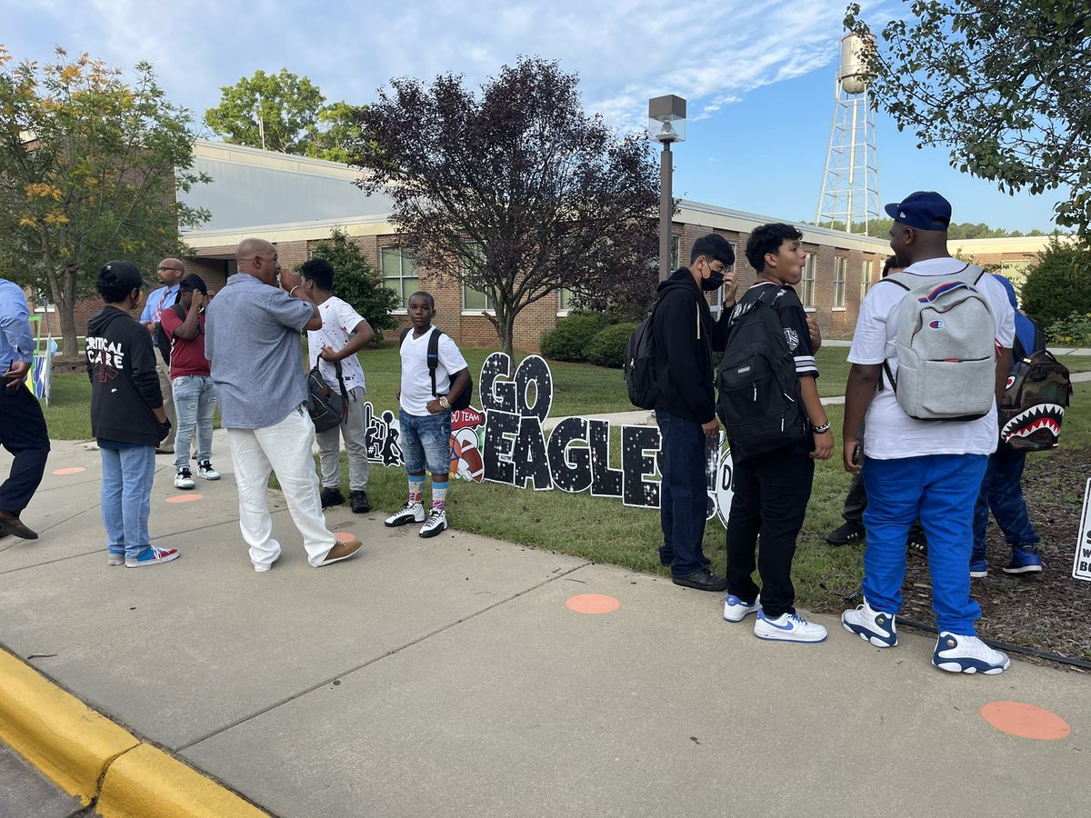 DPSNealMiddle's tweet photo. Happy First day!! Special shout-out to our community for showing up &amp; out for our students as they entered the building! #WeAreNeal #ProtectTheNest #ANewEra @MrTCovington @ne1smilez @tawandahedgspe2 @cwbarringer @pmubenga @DJonesDPS https://t.co/hlfIwjS1Wy