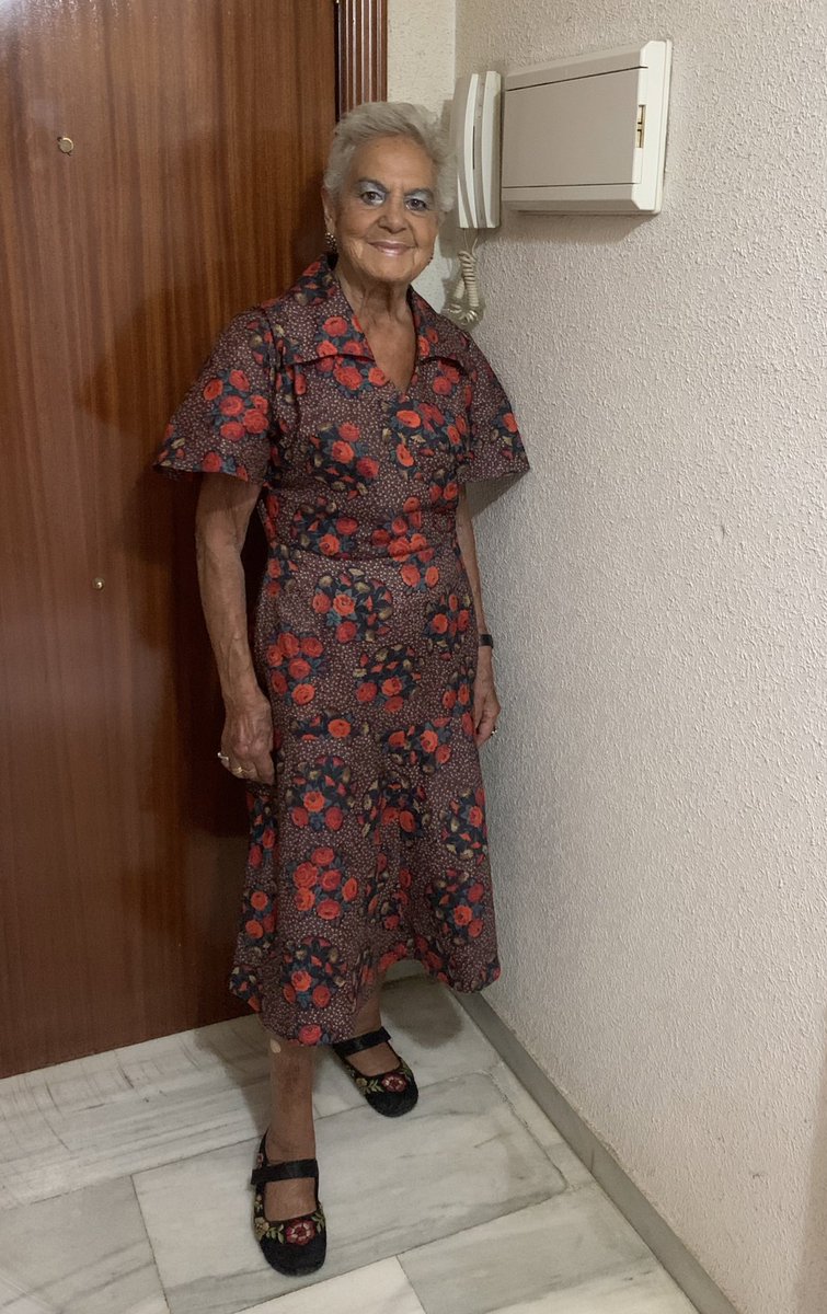 zerzura_sp's tweet photo. "Buscando en el baúl de los recuerdos…"
Este vestido se lo compró mi madre allá por 1975-1976 para la comunión de @recomtogadaraya. Lo compro en #CiudadRodrigo #Moriche #CedoraCostura #ParaPuestaInmediata
Está haciendo prospecciones arqueológicas en un arcón y ha aparecido. https://t.co/r3wJsqanEv