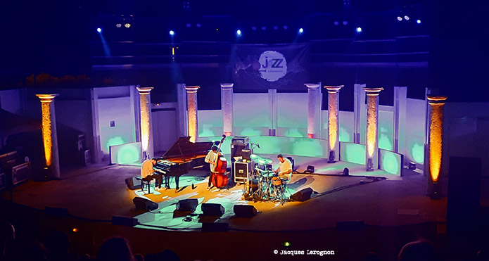 JAZZ A RAMATUELLE
Le festival retrouve son bel écrin de Théâtre de Verdure et ses fameux coussins rouges. Une soirée « double plateau » avec Gauthier Toux et Cecil L. Recchia.
Le 19/08/22 au Théâtre de Verdure – Ramatuelle (83).
#NVmagLiveReport

bit.ly/3pTuVjQ