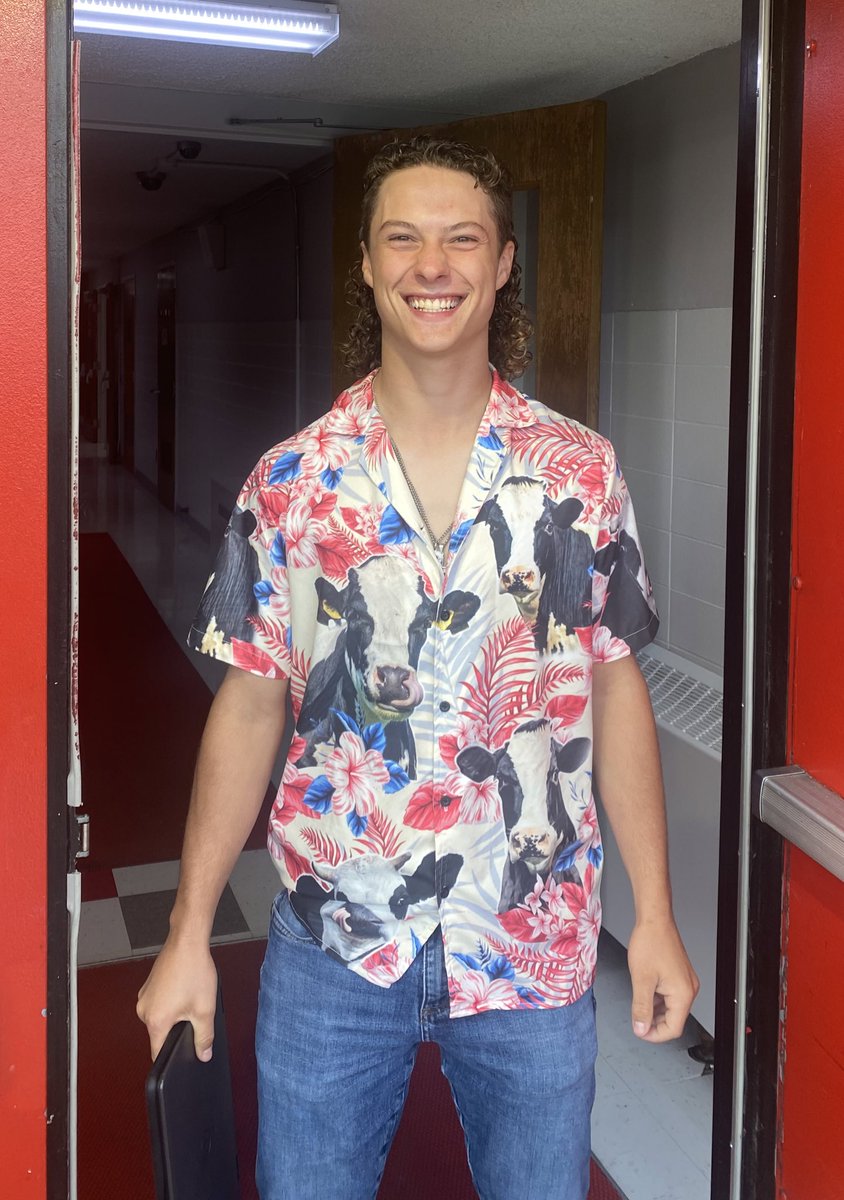 ASchirg's tweet photo. Happy Monday! Everyone is ready for high school picture day in @FairbanksLocal. Let’s make it a great week! #ForFairbanks #HeartMindMuscles https://t.co/i27TG3CG6P