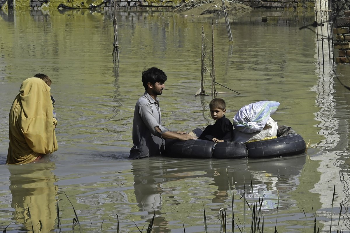 ajplus's tweet photo. Record monsoon rains and floods in Pakistan have killed 1,000+ people, including hundreds of children.

Pakistan produces less than 1% of CO2 emissions but is highly vulnerable to climate crisis events.

Officials say a third of Pakistan is underwater: "It's all one big ocean." https://t.co/aboeRGs6Hq