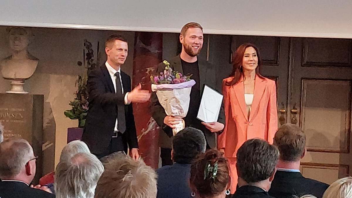 Vi er TOP stolte på ⁦<a href="/ucndk/">UCN</a>⁩ af        🤩Rasmus Otvald 🤩🏆                     - som i dag modtog UFMs Undervisningspris 22 overrakt af ⁦<a href="/Jesper_Pet/">Jesper Petersen</a>⁩ og HKH Kronprinsesse Mary 👌🏼🥳 Lad os diskutere og hylde fremragende undervisning! #udd #uddpol